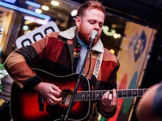 Tom Walker leerde gitaar spelen door AC/DC