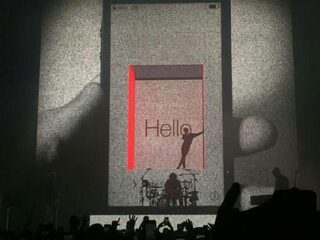 Het podium van The 1975's nieuwe tour is een digitaal kunstwerk