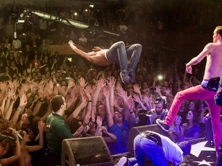 Stagediving: warme deken of verpletterende indruk?