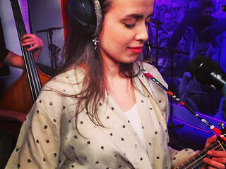 Angela Moyra live bij Giel