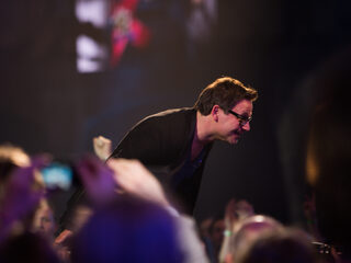 Guus Meeuwis is Beste Brildragende BN'er