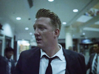 Queens Of The Stone Age zetten videoclip 'Smooth Sailing' online