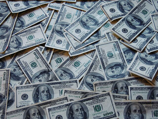 Een zak met geld is Nooit Grappig