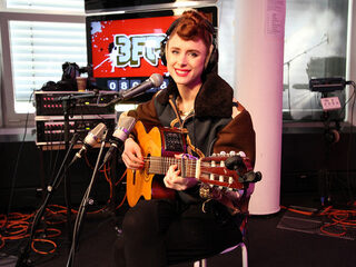 Kiesza live bij Giel in RabRadio