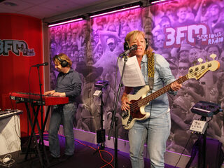 Claudia zingt liedje voor Giel