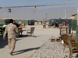 Harry doet vanuit Afghanistan een Compound Request