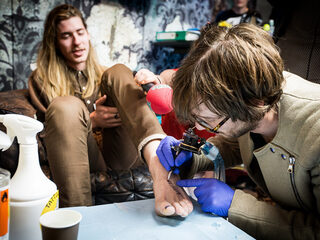 Giel zet tattoo bij Frank van der Lende
