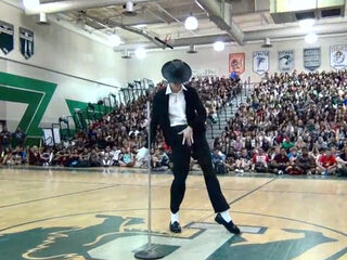 Tiener doet perfecte Michael Jackson-dansimitatie