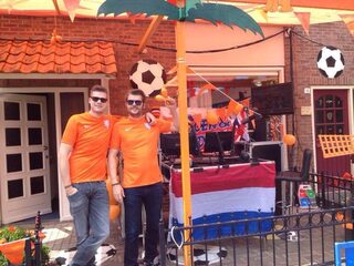 Coen en Sanders vanuit de Oranjestraat