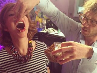 Giel voert Marijke van Helwegen meelwormen