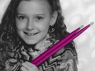 Ilse (10) in LA voor cursus met drummer van Pink