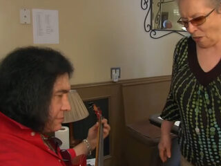 Gene Simmons van KISS krijgt basles van Carol Kaye