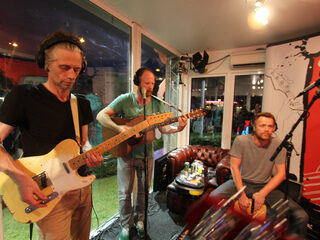 The Kevin Costners live in 3voor12 Radio