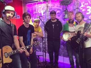 Tim Knol en The Upsessions live bij Giel