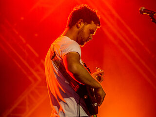 Frontman alt-J maakt track met Portico