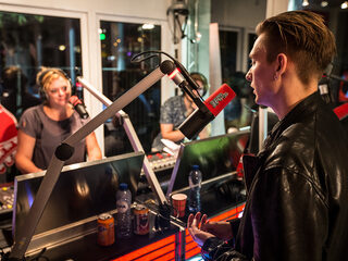Thomas Azier als co-host in 3voor12 Radio