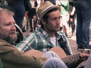 Drie Duitse studenten verrassen een dakloze man