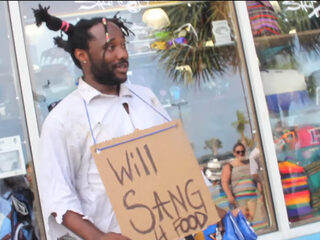 Dakloze geeft prachtige serenade