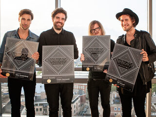 Kensington ontvangt Gouden Plaat voor Vultures