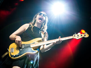 HAIM covert ''Cause I'm A Man' van Tame Impala