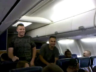 Jonge marinier zingt 'Home' van Michael Buble