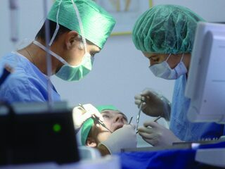 Een zware operatie is Nooit Grappig