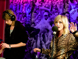 The Asteroids Galaxy Tour live bij Giel