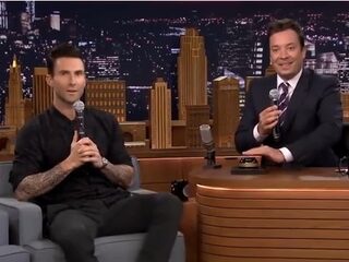 Adam Levine zingt 'Hoofd, Schouders, Knie en Teen' als Frank Sinatra