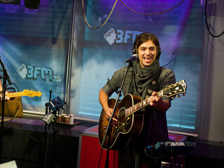 Waylon covert The Common Linnets live bij Giel