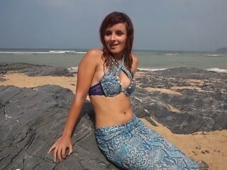 Als zeemeermin proberen je hoofd boven water te houden is Nooit Grappig