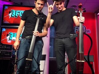 'Thunderstruck' op de cello: 2Cellos live bij Giel