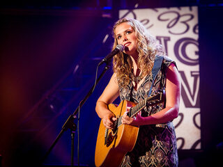 Maaike Ouboter kondigt debuutalbum aan