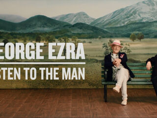 George Ezra regelt Sir Ian McKellen voor clip