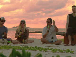 Walk Off The Earth doet 'Shake It Off' met shakers