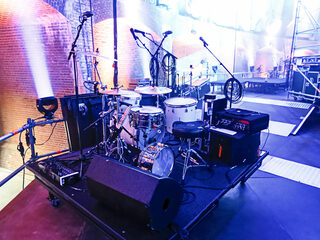 Iemand op zijn bekkens slaan is Nooit Grappig