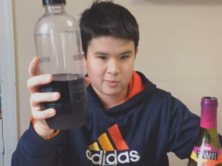 Kind maakt bubbeltjeswijn