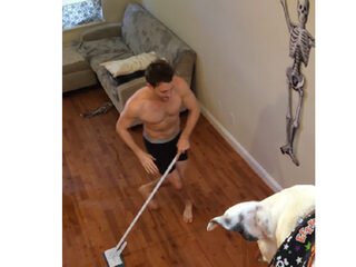 Betrapt tijdens het schoonmaken in je ondergoed