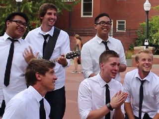 Studentes krijgen een verrassingsserenade