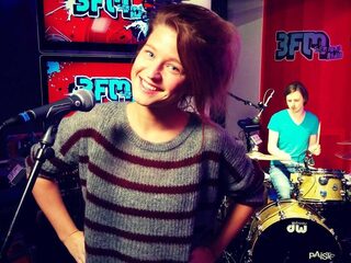 Giel zingt lekker vals mee met Selah Sue's 'Alone'