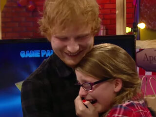 Ed Sheeran springt op vliegtuig om fan te verrassen