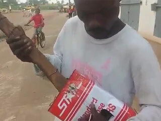 Man bespeelt gitaar van afval