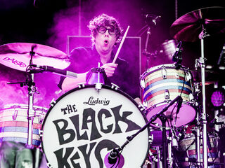 Schouder van The Black Keys-drummer vliegt uit de kom