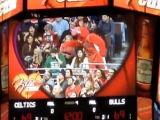 Mascotte Chicago Bulls redt vrouw van lompe vriend