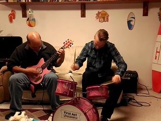 Lekker rocken op roze kinderinstrumenten