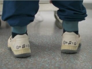 Helft van chirurgen luistert naar muziek tijdens operaties