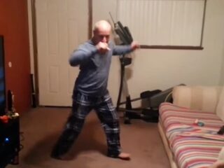 Deze vader is de koning van de dansvloer!