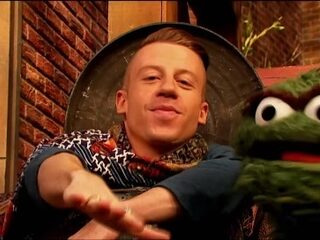 Macklemore zingt over vuilnis in Sesamstraat