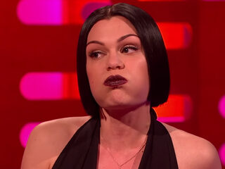 Jessie J zingt 'Bang Bang' met d'r mond dicht