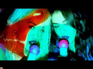 Exclusief: backstagebeelden van 'Doing It' van Charli XCX en Rita Ora