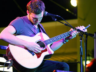 American Idol winnaar Phillip Phillips wil onder wurgcontract uit